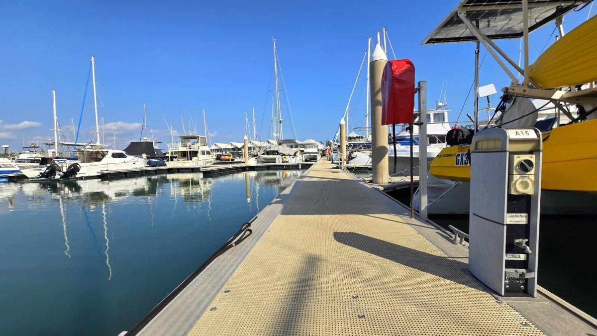 marina-boat